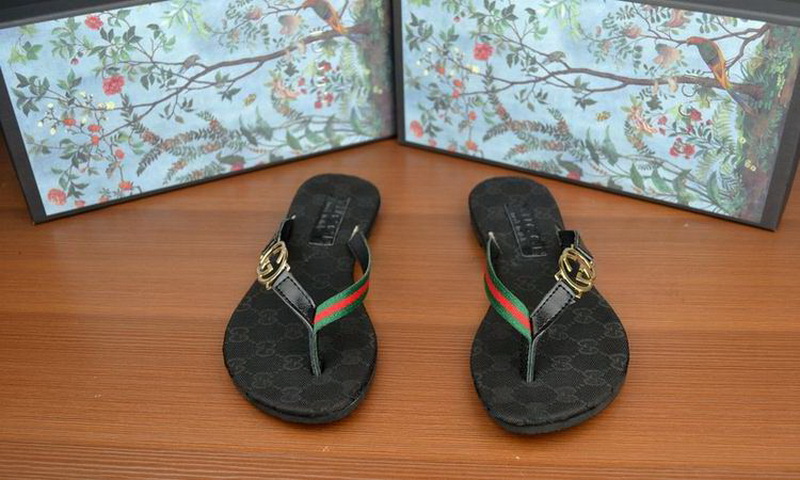 Gucci Slippers Woman--065